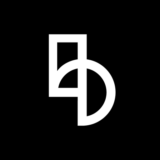 b.stage 的应用图标：黑底白色「bD」图形，在商店里认准它